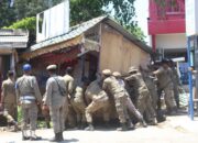 Satpol PP Dan WH Aceh Besar Tertibkan Bangunan Liar Di Baitussalam