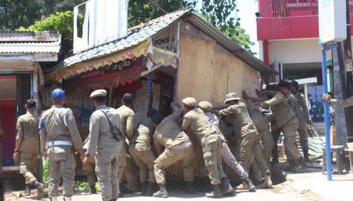 Satpol PP Dan WH Aceh Besar Tertibkan Bangunan Liar Di Baitussalam
