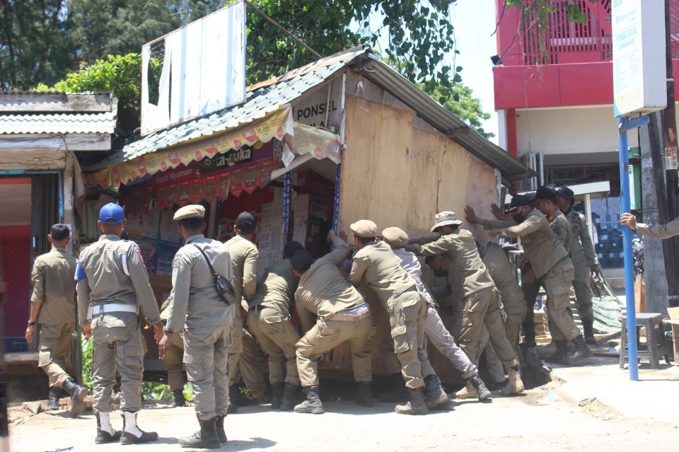 Satpol PP Dan WH Aceh Besar Tertibkan Bangunan Liar Di Baitussalam