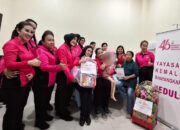 Ibunda Juliana Bu’ulolo Tak Kuasa Menahan Haru Saat Istri Kapolda Sumut Datang Menjenguk