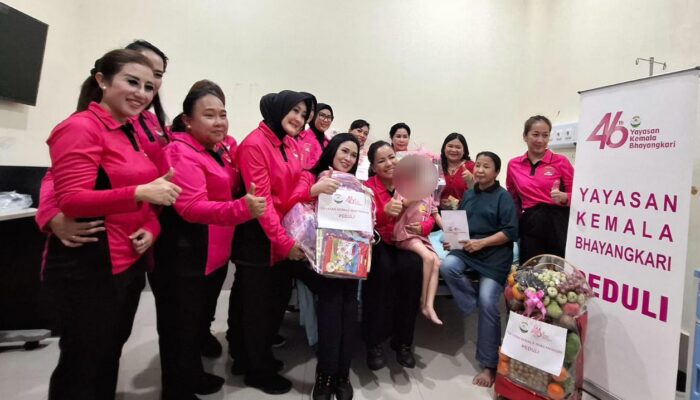 Ibunda Juliana Bu’ulolo Tak Kuasa Menahan Haru Saat Istri Kapolda Sumut Datang Menjenguk