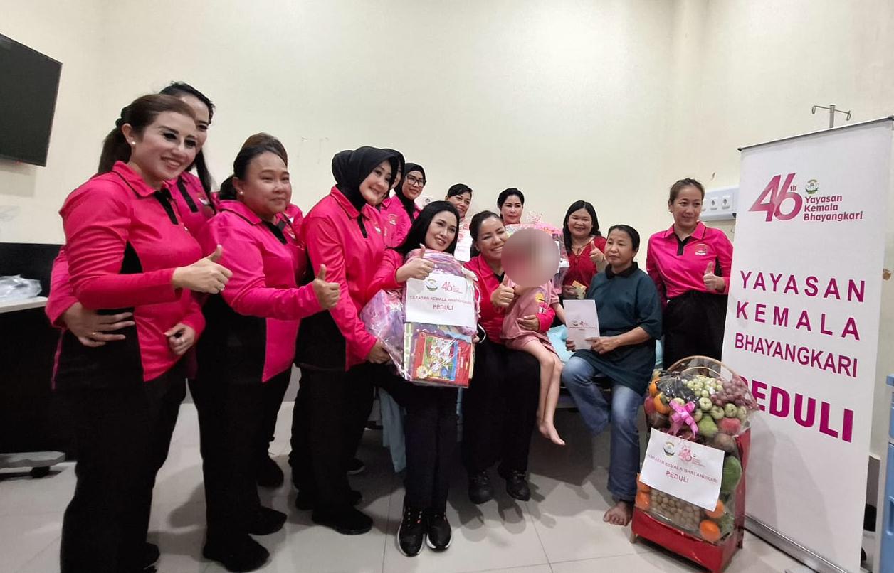 Ibunda Juliana Bu’ulolo Tak Kuasa Menahan Haru Saat Istri Kapolda Sumut Datang Menjenguk