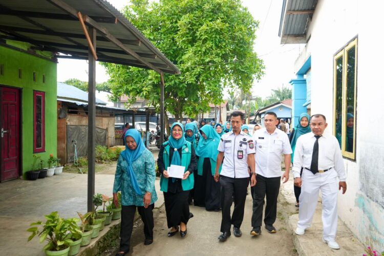 TP PKK Kota Binjai Serahkan Bantuan Rehabilitasi Rumah Sejahtera Terpadu