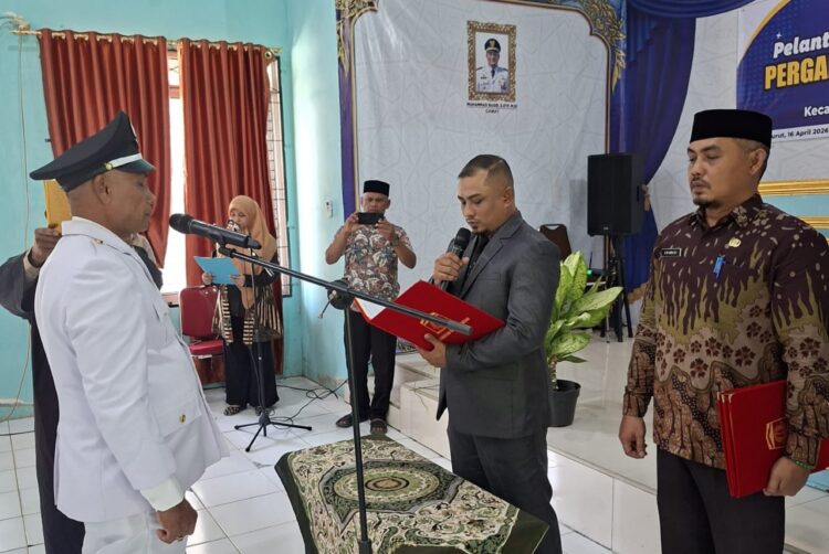 Camat Darul Imarah Lantik Keuchik PAW Gampong Deunong