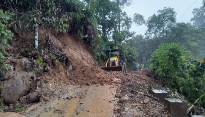 Tanggapi Keluhan Warga, Bupati Madina Turunkan Alat Berat Bersihkan Longsor di Ampung Julu