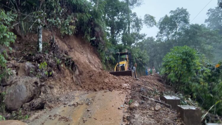 Tanggapi Keluhan Warga, Bupati Madina Turunkan Alat Berat Bersihkan Longsor di Ampung Julu