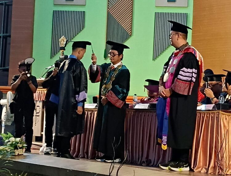 Rektor Prof Dr Ir Albiner Siagian Wisuda 197 Mahasiswa IAKN Tarutung