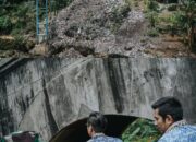 Tinjau Lokasi “Jembatan Maut” Sukadamai, Rico Waas Janji Bangun Akses Aman