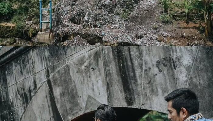 Tinjau Lokasi “Jembatan Maut” Sukadamai, Rico Waas Janji Bangun Akses Aman