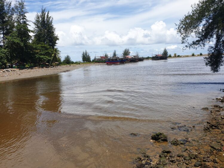 Proyek Pengerukan Kolam Labuh Muara Lhok Pawoh Abdya Diduga Asal Jadi