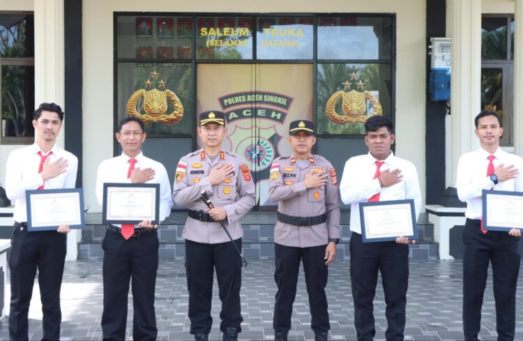 Berhasil Ungkap Kasus Pencurian, Enam Personel Polres Aceh Singkil Terima Penghargaan