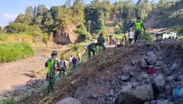 Cegah Erosi dan Mitigasi Bencana, Koramil 02/WPS Hijaukan Bantaran Sungai Redelong