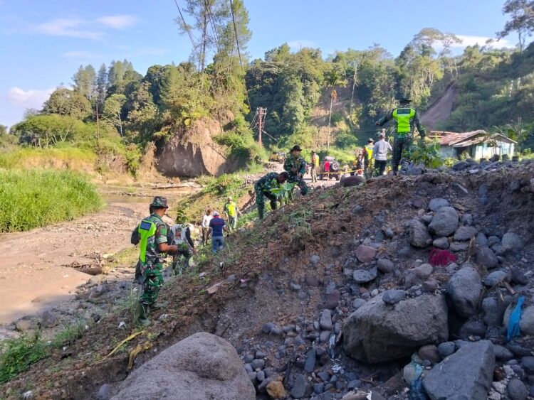 Cegah Erosi dan Mitigasi Bencana, Koramil 02/WPS Hijaukan Bantaran Sungai Redelong