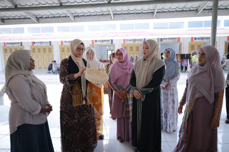 Perkuat Kerja Sama, Dekranasda Nagan Raya Kunjungi Sentra Kerajinan Aceh Besar