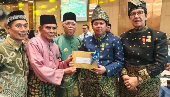Buku Lagak Melayu Diserahkan kepada Ketua DPD RI Di Medan