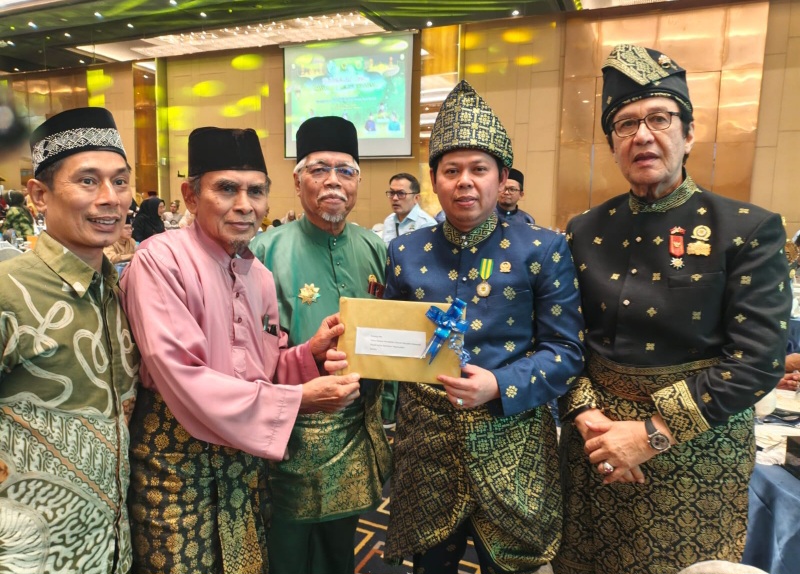 Buku Lagak Melayu Diserahkan kepada Ketua DPD RI Di Medan