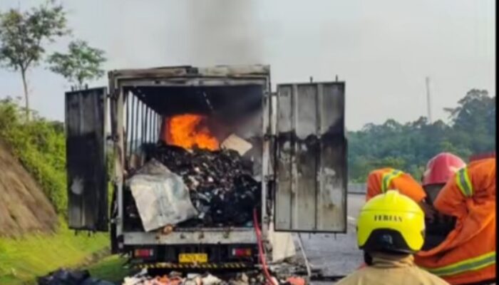 Truk Angkut Paket Shopee 7 Ton Terbakar