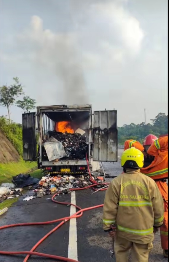 Truk Angkut Paket Shopee 7 Ton Terbakar