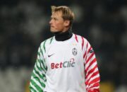 Mobil Ditabrak Kereta Api, Eks Kiper Arsenal Meninggal Dunia