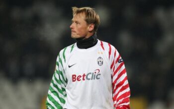 Mobil Ditabrak Kereta Api, Eks Kiper Arsenal Meninggal Dunia