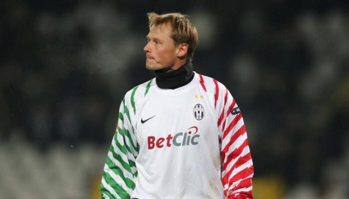 Mobil Ditabrak Kereta Api, Eks Kiper Arsenal Meninggal Dunia