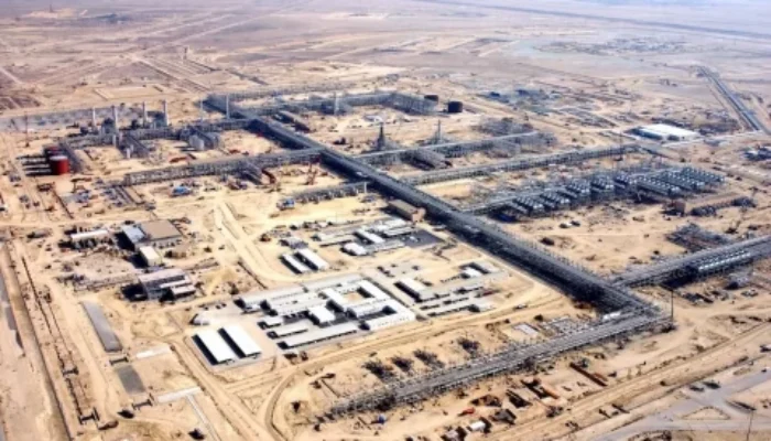 Serangan Iran Lumpuhkan Infrastruktur Minyak Saudi, Pasokan Global Terancam