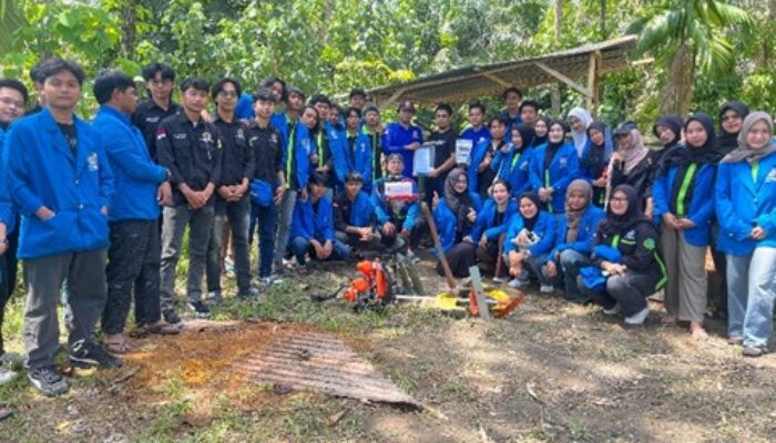 Tim Mahasiswa HIMAGRI FP UMSU Serahkan Bantuan Pemulihan Bencana Di Desa Mekar Sawit