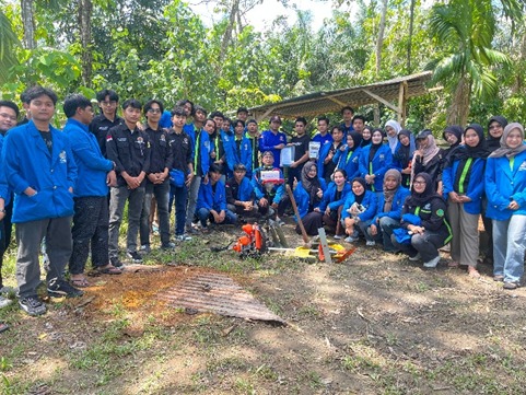 Tim Mahasiswa HIMAGRI FP UMSU Serahkan Bantuan Pemulihan Bencana Di Desa Mekar Sawit